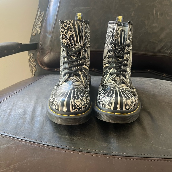 Dr. Martens 1460 Egret Playing Card boot, UK 5/US women’s 7.  LIKE NEW! - Picture 7 of 10
